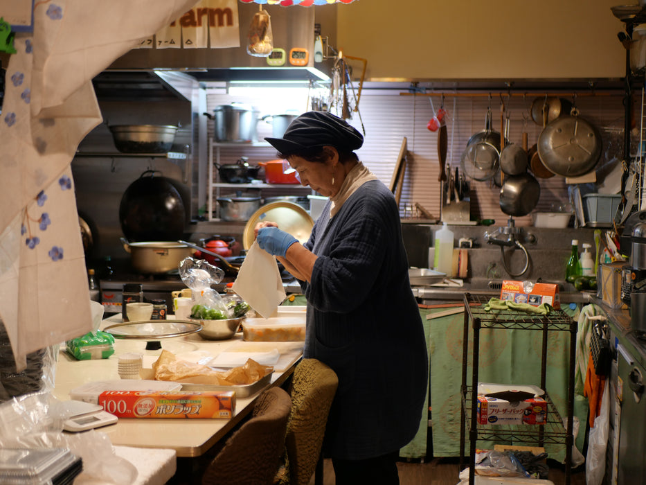「ばあばのおだいどこから」を見て、minokamo の料理を味わう、秋の夜長の上映会。