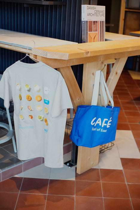 Earl of East Cafe Tシャツ